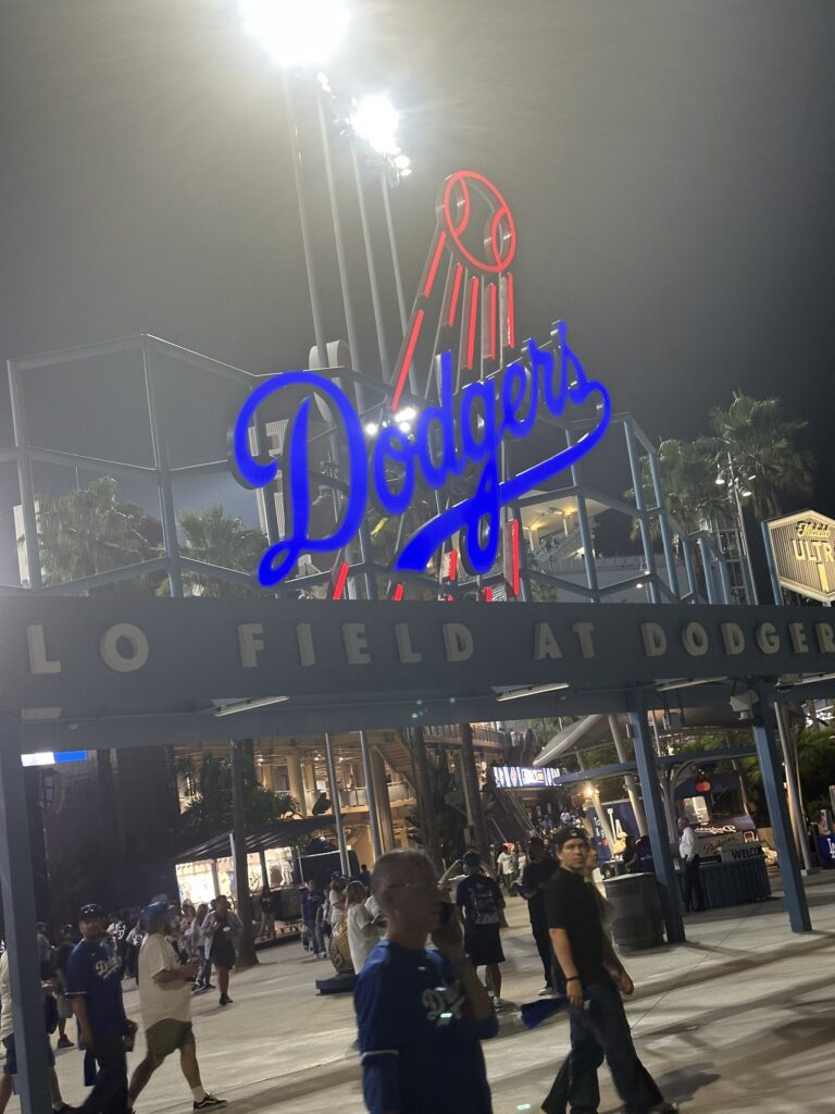 ドジャースタジアムの青く光るDodgersのネオンサイン