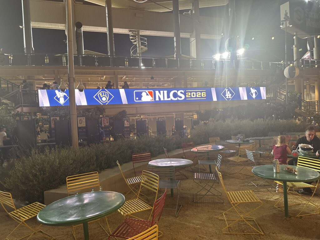 ドジャースタジアムにあるNLCS 2026の表示