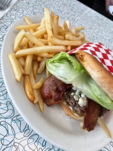 ダイナーで頼んだハンバーガー