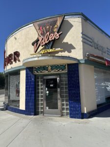 ダイナーのお店の外観